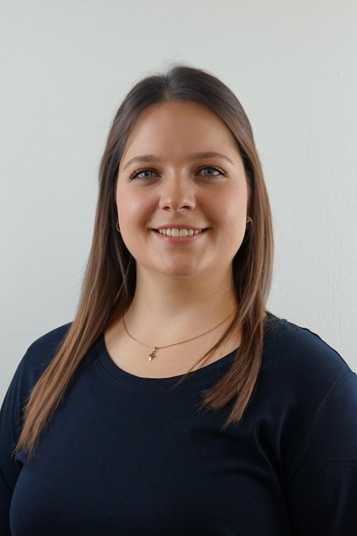 Bild zeigt die Praxisassistenz und Rezeptionistin Antonia Bild zeigt die Praxisassistenz und Rezeptionistin Antonia