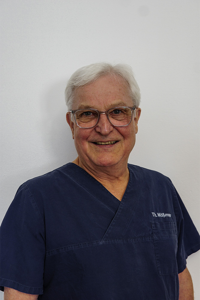 im Bild zu sehen ist der Zahnarzt Thomas Mößmer